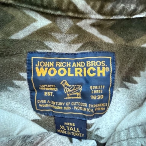 Geometric Patterned Button-Up Shirt - Picture 3 of 4